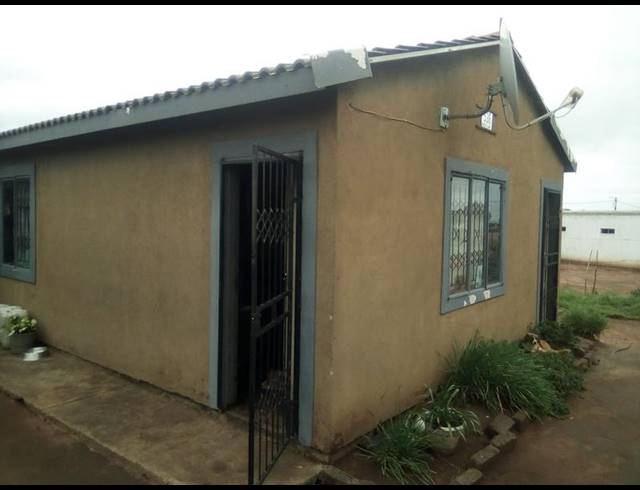 2 BEDROOM HOUSE FOR SALE IN REFILWE